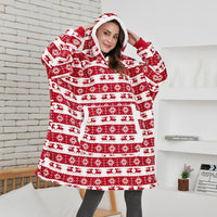 Frau in rotem Rentier-Sweatshirt mit Kapuze, gemütlich, Wintermode, Wohnzimmer.