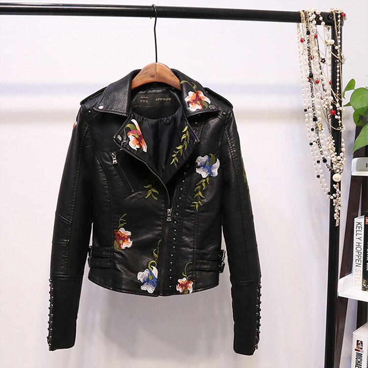 Brodert dames kunstskinnjakke i bikerstil – Eleonora