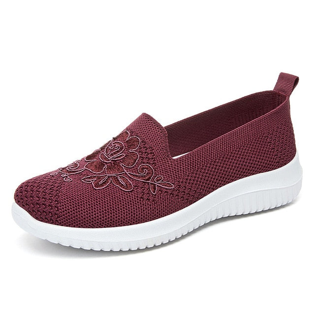 BreezeWalk Sandal | Åndbar damesandal med broderi