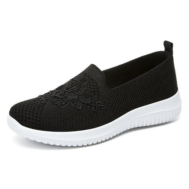 BreezeWalk Sandal | Åndbar damesandal med broderi