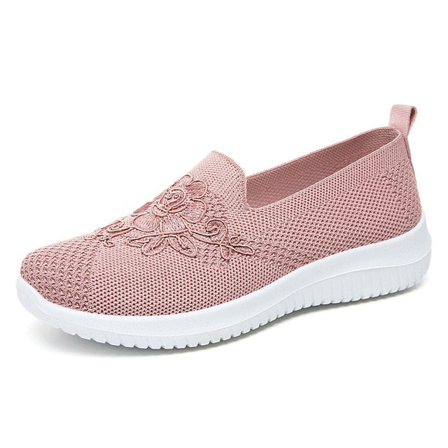 BreezeWalk Sandal | Åndbar damesandal med broderi