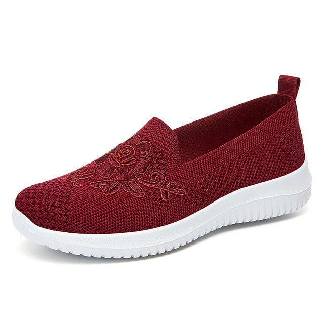 BreezeWalk Sandal | Åndbar damesandal med broderi