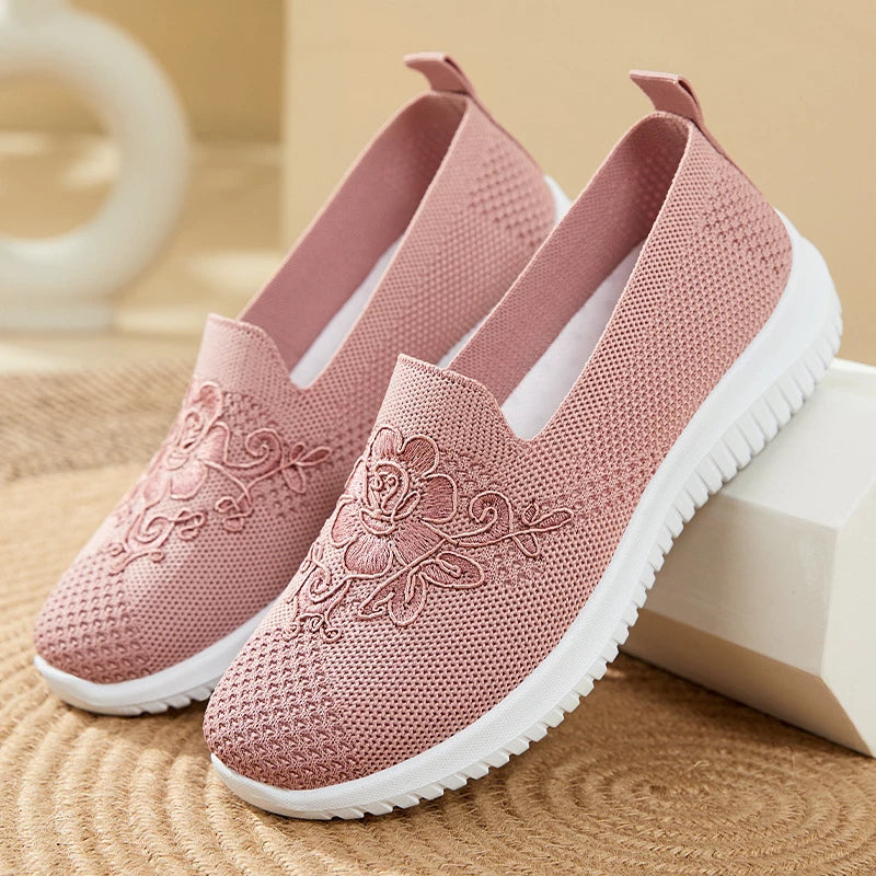 BreezeWalk Sandal | Åndbar damesandal med broderi