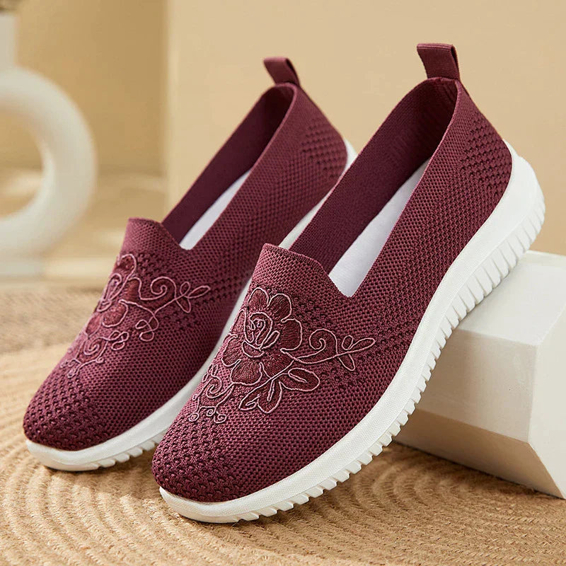 BreezeWalk Sandal | Åndbar damesandal med broderi