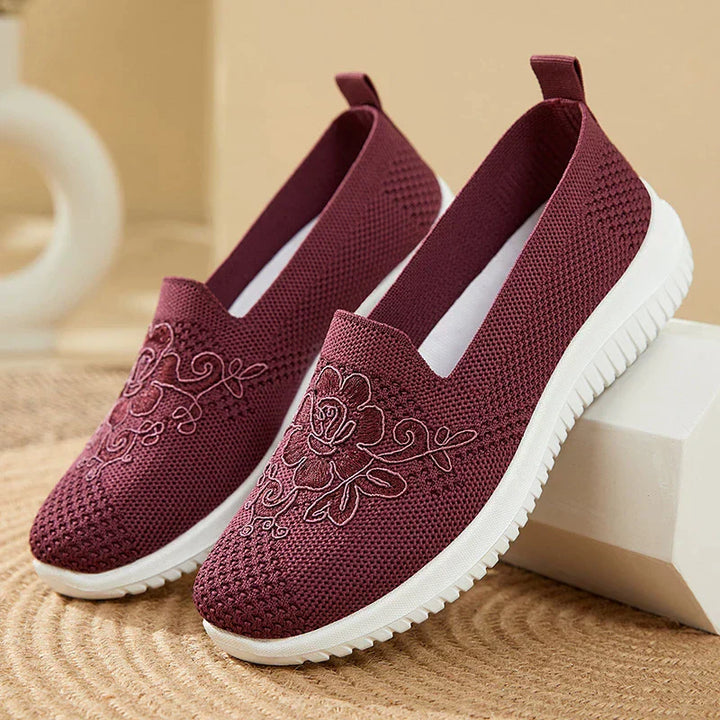 BreezeWalk Sandal | Åndbar damesandal med broderi