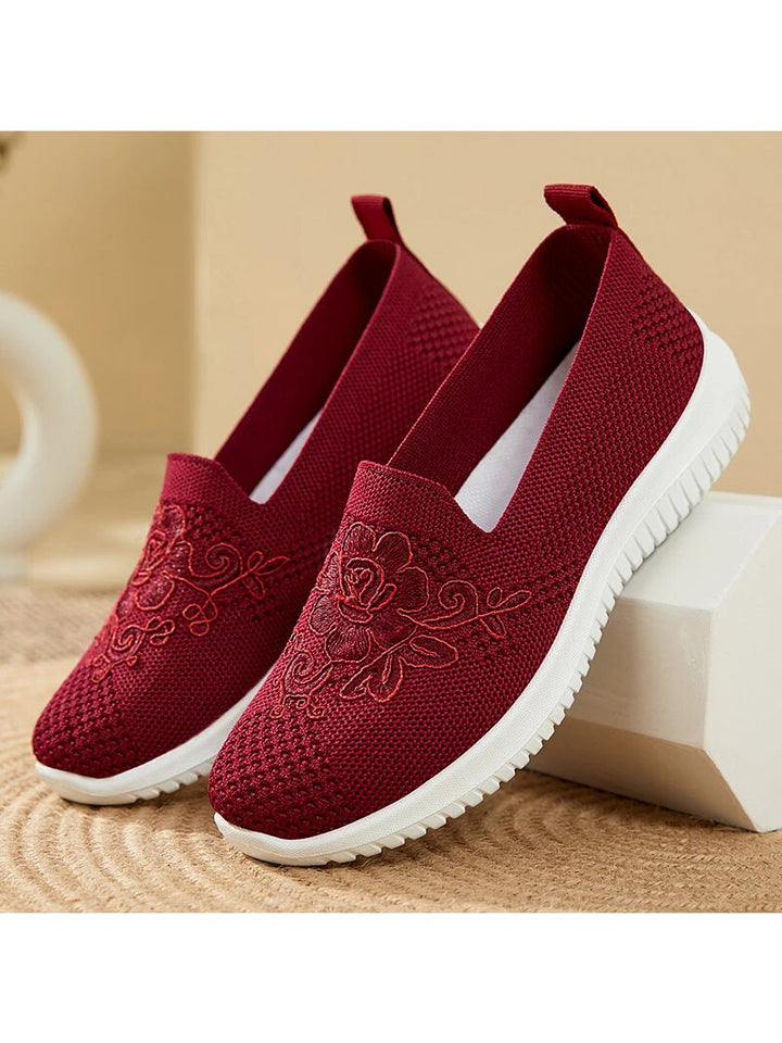 BreezeWalk Sandal | Åndbar damesandal med broderi