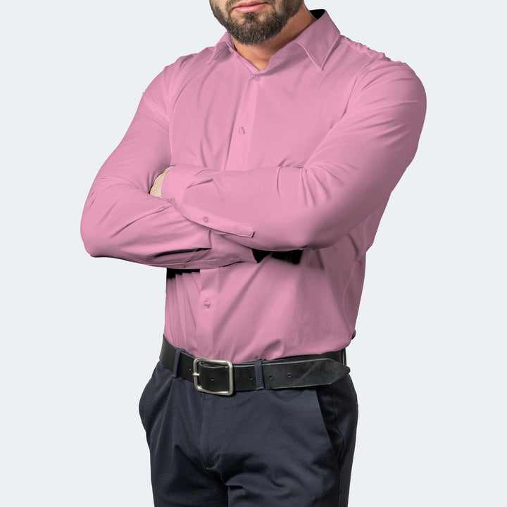 Mann mit verschränkten Armen trägt das Hemd in Rosa zu dunkler Hose und schwarzem Gürtel 8