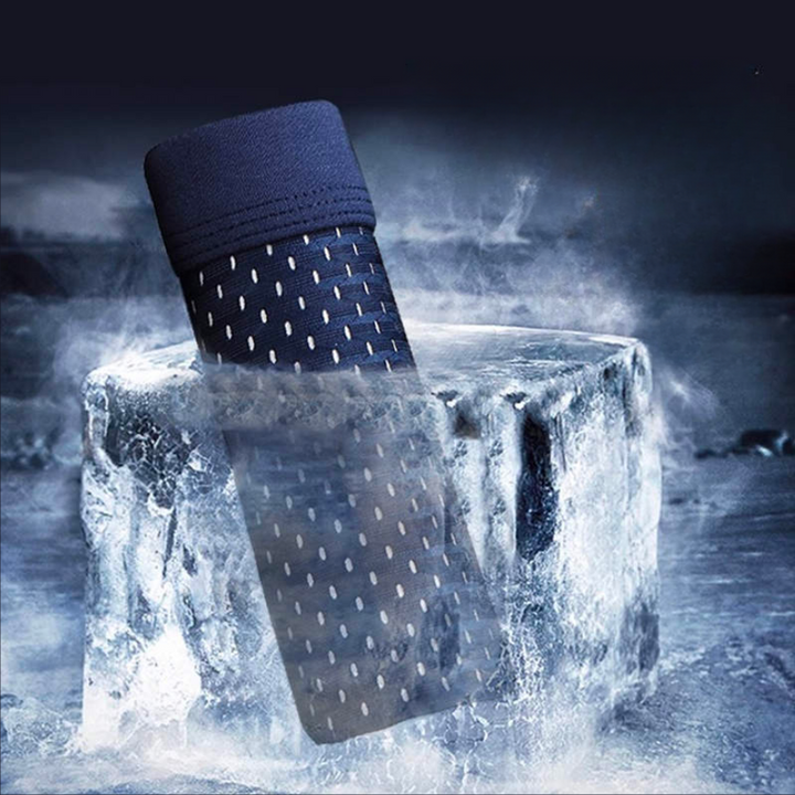 Dunkelblaue Boxershorts mit Lochmuster ragt aus einem Eisblock, als Sinnbild für kühlendes Tragegefühl 2
