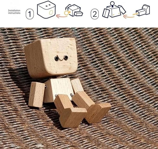 Holzfigur mit lächelndem Gesicht sitzt auf einer geflochtenen Unterlage, oben zwei Zeichnungen zum Zusammenbau der Einzelteile. 7
