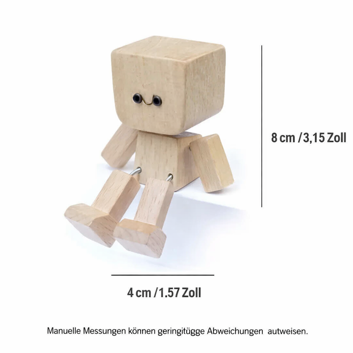 Sitzende Holzfigur vor weißem Hintergrund mit Maßangaben zur Höhe und Breite, darunter ein Hinweis auf mögliche Abweichungen. 8