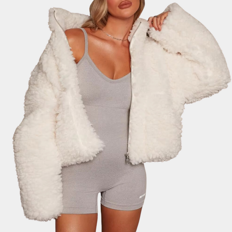 Frau in weißer Teddyjacke und grauem Jumpsuit, modische Winterbekleidung, Damenmode.