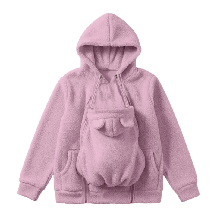 Rosa Sherpa-Fleece-Hoodie als Flat Lay, mit eingezipptem Babytrageeinsatz mit Bärenöhrchen und seitlichen Reißverschlüssen an der Vorderseite. 1