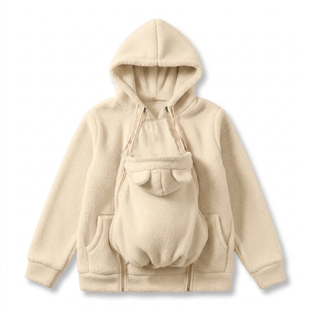 Hoodie in Beige-Creme als Flat Lay, mit eingezipptem Babytrageeinsatz mit Bärenöhrchen, Seitentaschen und doppelten Reißverschlüssen. 11