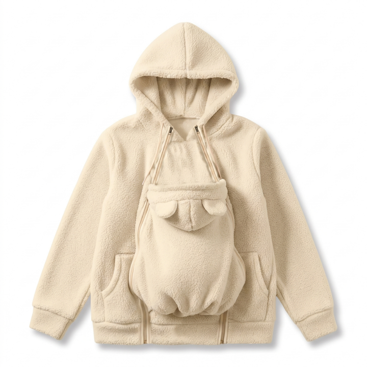 Hoodie in Beige-Creme als Flat Lay, mit eingezipptem Babytrageeinsatz mit Bärenöhrchen, Seitentaschen und doppelten Reißverschlüssen. 11