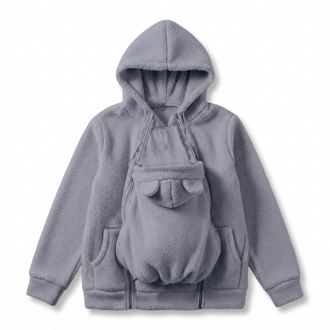 Hoodie in Hellgrau als Flat Lay, mit eingezipptem Babytrageeinsatz mit Bärenöhrchen, Seitentaschen und Reißverschlüssen an der Vorderseite. 12