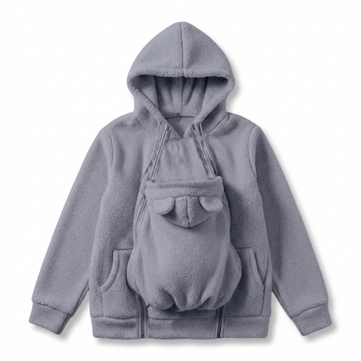 Hoodie in Hellgrau als Flat Lay, mit eingezipptem Babytrageeinsatz mit Bärenöhrchen, Seitentaschen und Reißverschlüssen an der Vorderseite. 12