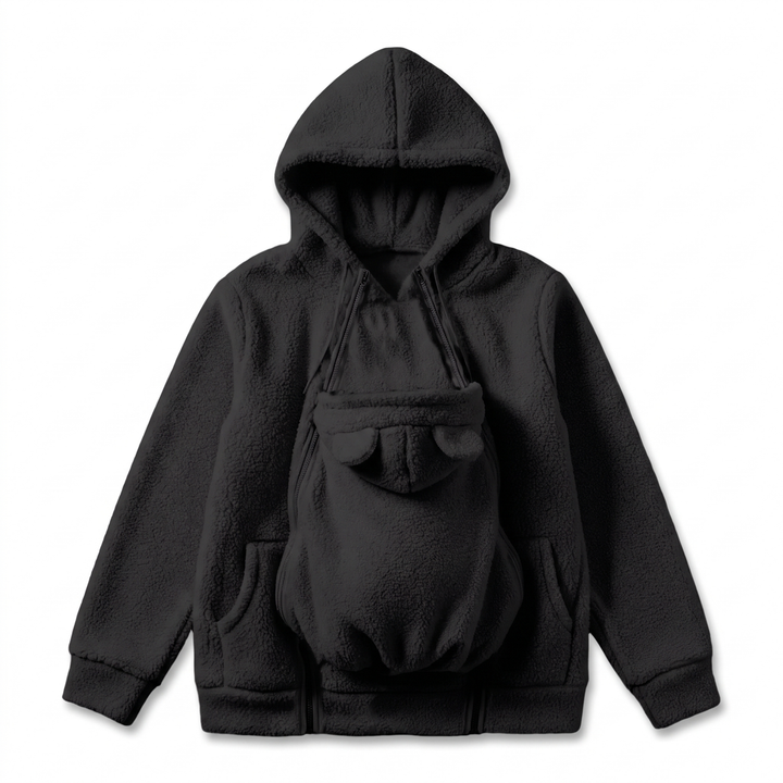 Schwarzer Sherpa-Fleece-Hoodie als Flat Lay, mit eingezipptem Babytrageeinsatz mit Bärenöhrchen und Reißverschlüssen an der Vorderseite. 13