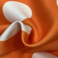 Orange-weißer Stoff mit großen Punkten, Nahaufnahme, Textil, Muster, Dekoration, Mode.