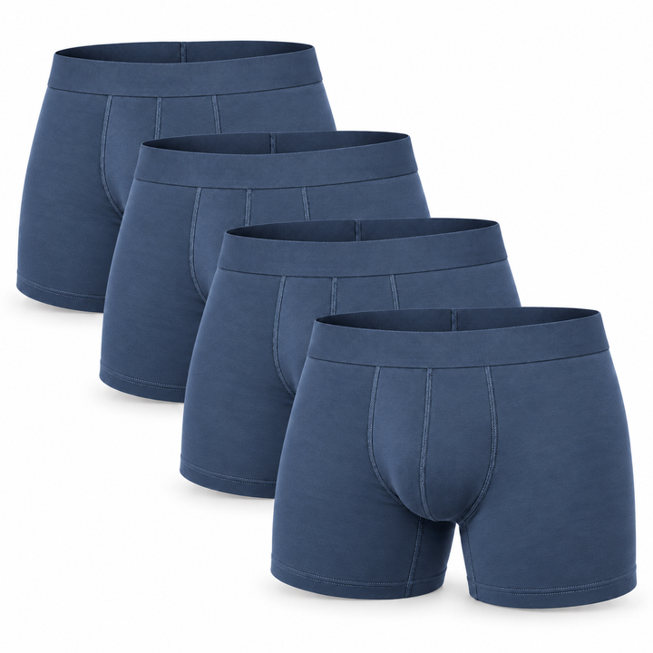Vier blaugraue Boxershorts gestaffelt hintereinander angeordnet, die vorderste zeigt Bund und Nähte von vorn. 10