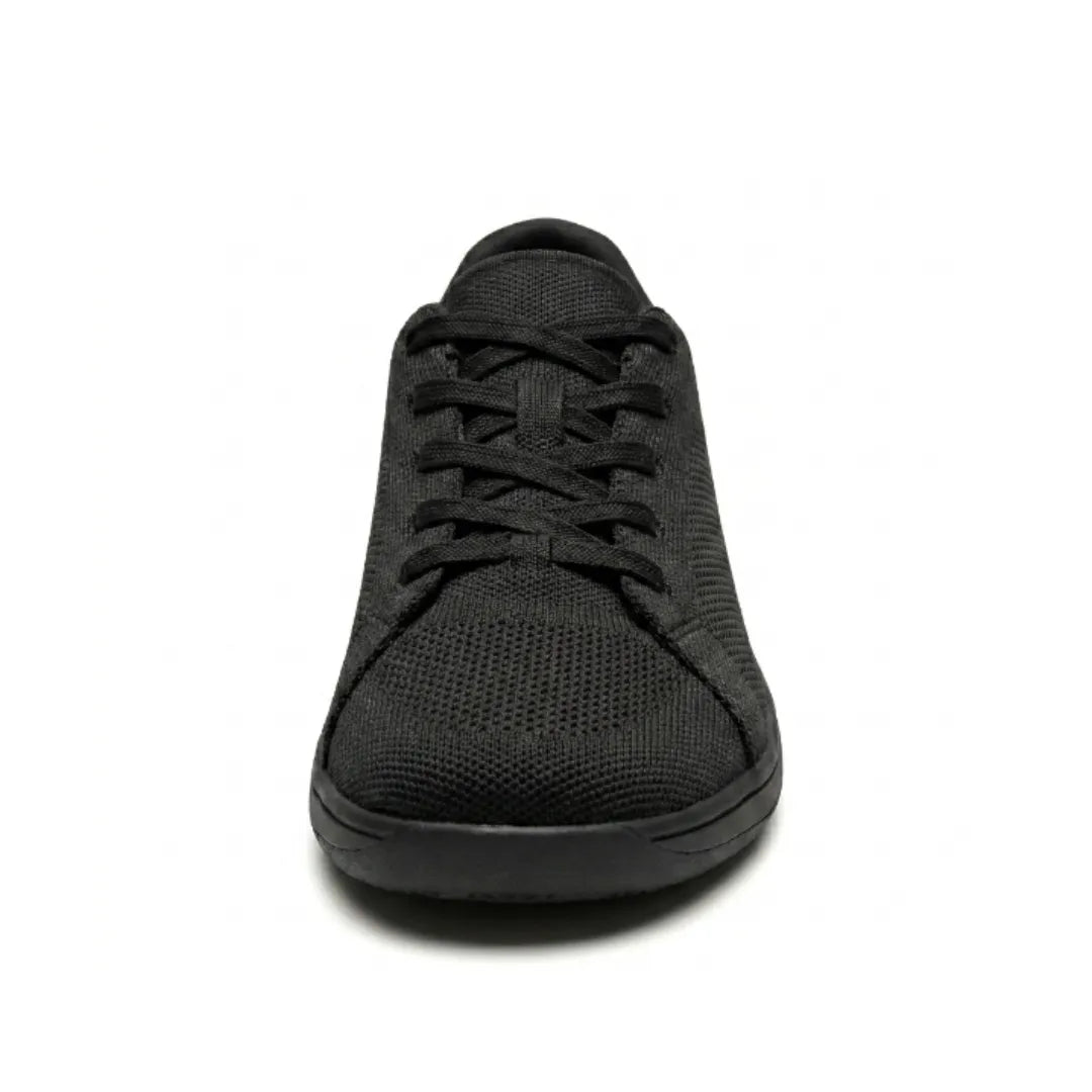 Schwarzer Sneaker frontal fotografiert, die Schnürung und die breite, abgerundete Zehenpartie aus Mesh sind gut sichtbar. 17