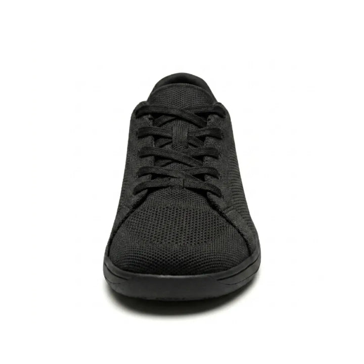 Schwarzer Sneaker frontal fotografiert, die Schnürung und die breite, abgerundete Zehenpartie aus Mesh sind gut sichtbar. 17