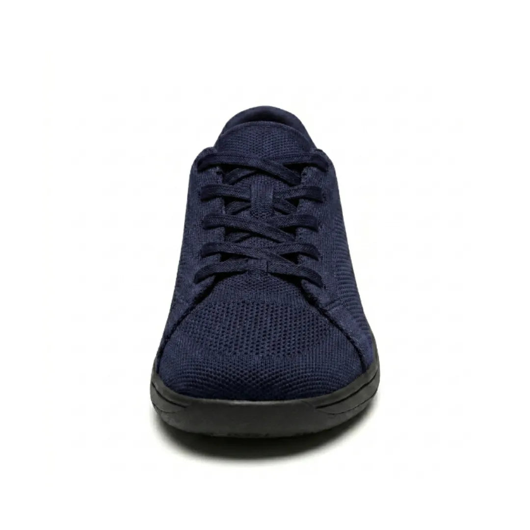 Frontansicht eines marineblauen Mesh-Sneakers mit gekreuzter Schnürung, runder breiter Kappe und schwarzer Sohle. 26