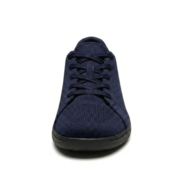 Frontansicht eines marineblauen Mesh-Sneakers mit gekreuzter Schnürung, runder breiter Kappe und schwarzer Sohle. 26