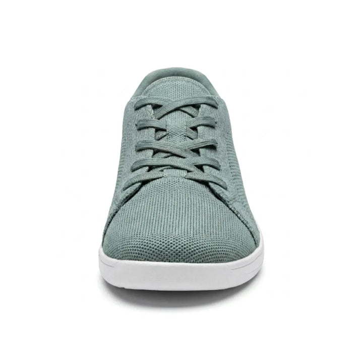 Frontansicht eines graugrünen Mesh-Sneakers mit gekreuzter Schnürung, runder breiter Kappe und weißer Sohle. 35