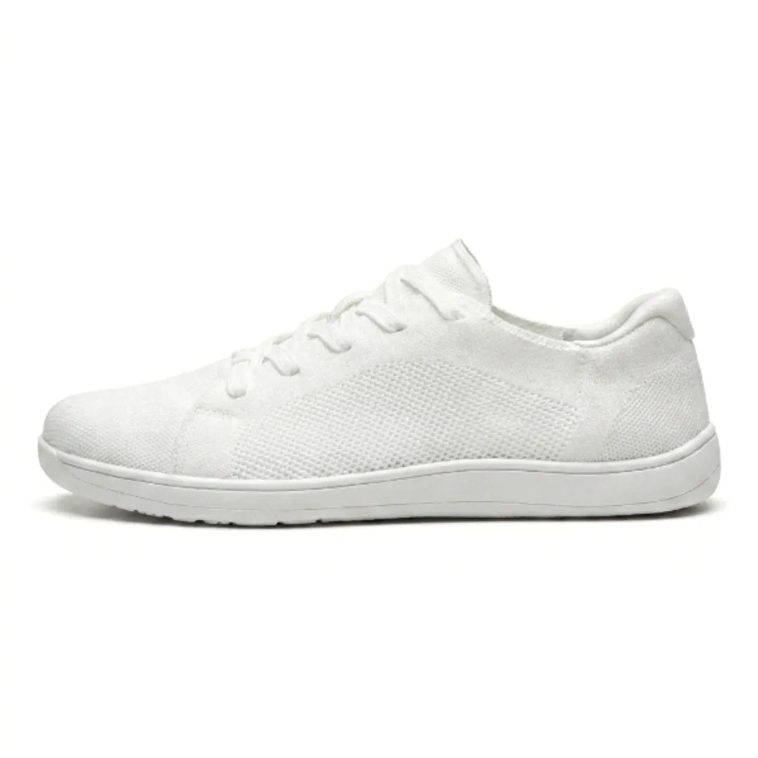 Seitenansicht eines komplett weißen Mesh-Sneakers mit weißer flacher Sohle, Schnürung und perforiertem Strickmuster. 37