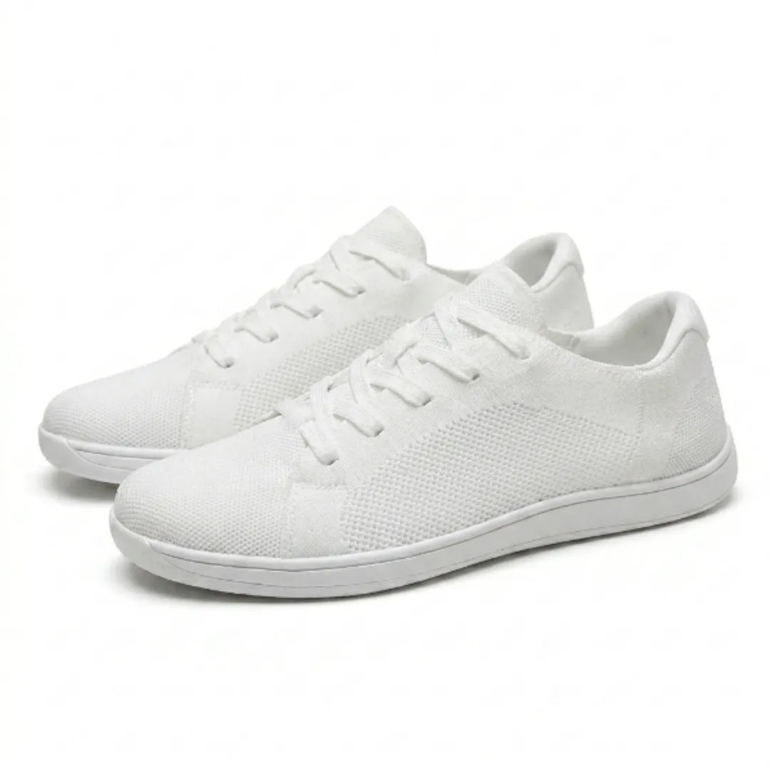 Paar weißer Barfuß-Sneaker aus Mesh mit Schnürung und flacher weißer Sohle, schräg von vorn auf hellem Hintergrund. 43