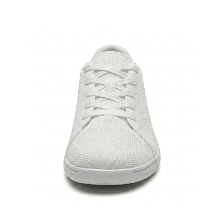 Weißer Mesh-Sneaker in der Frontansicht mit Schnürsenkeln, breiter, abgerundeter Zehenpartie und flacher weißer Sohle. 44