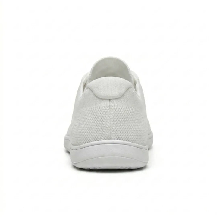 Rückansicht des weißen Mesh-Sneakers mit Fersenlasche, strukturiertem Gewebe und flacher, breiter weißer Sohle. 45
