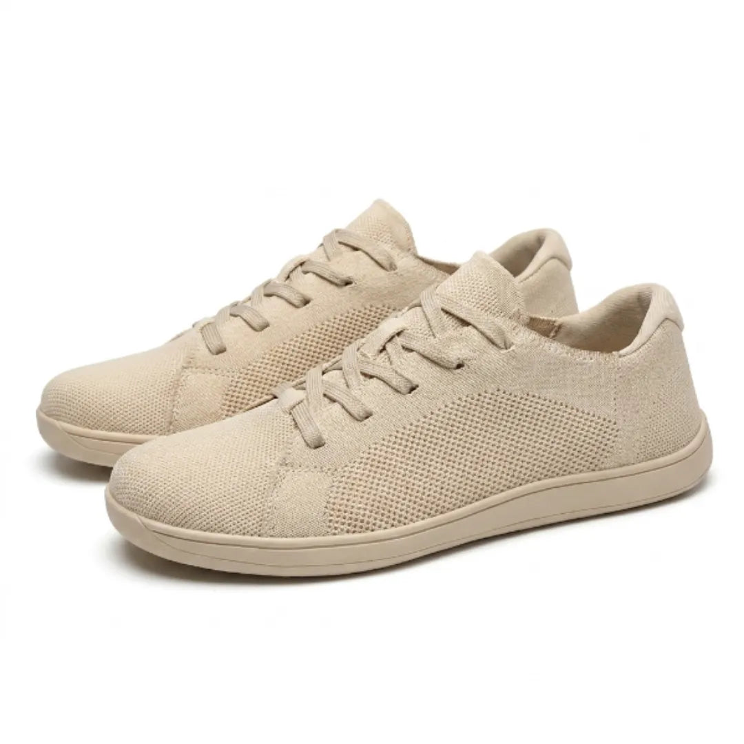 Paar beiger Mesh-Sneaker schräg von der Seite, nebeneinander stehend, mit Schnürung und flacher Sohle. 7