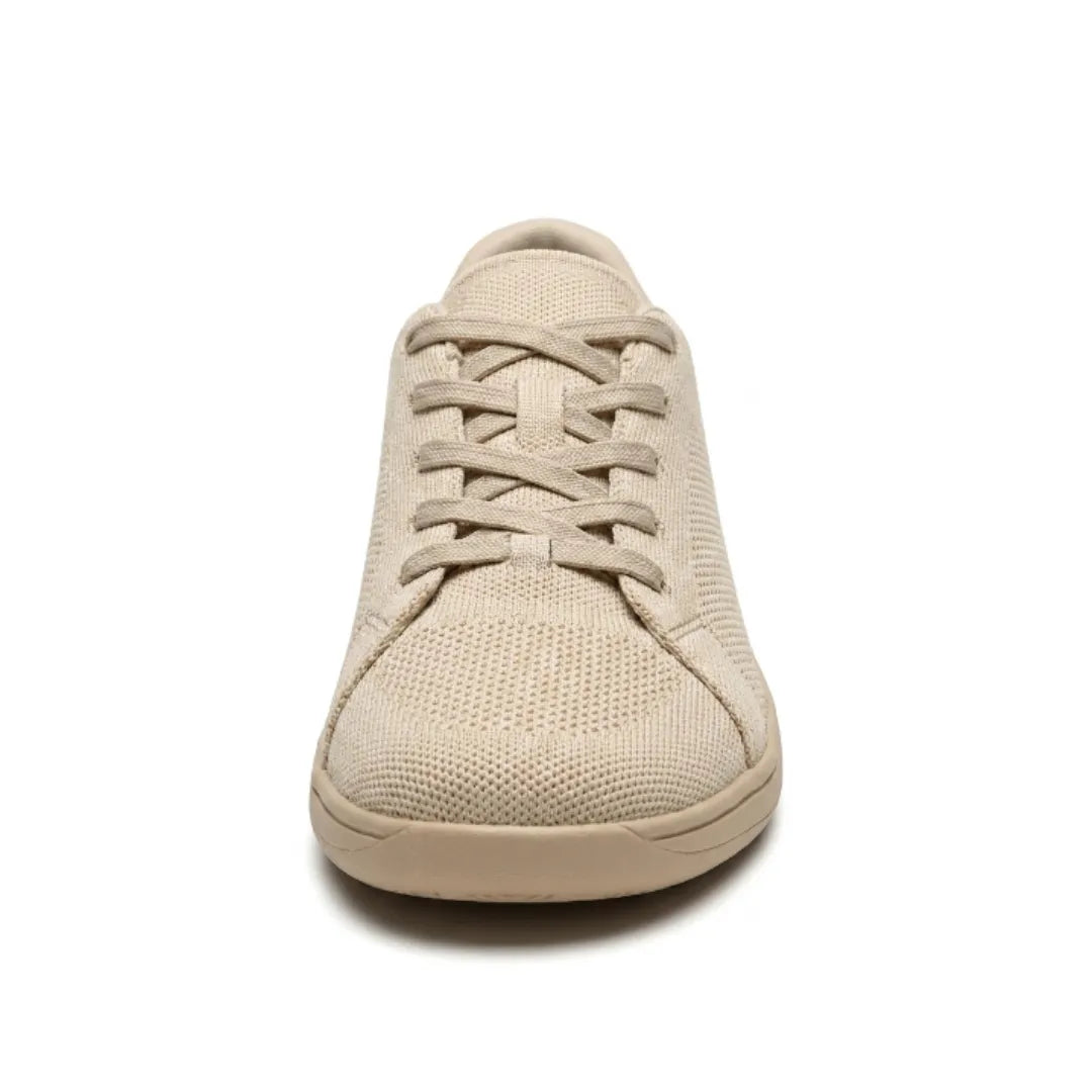 Beiger Sneaker frontal fotografiert, die Schnürung und die breite, abgerundete Zehenpartie aus Mesh sind gut sichtbar. 8