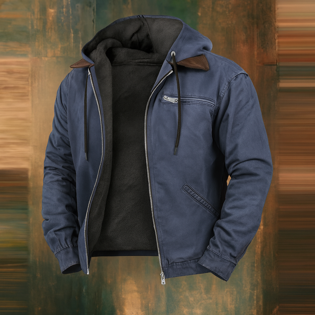 Offene Jacke in Blau mit dunklem Fleecefutter, Kapuze und Kordel, schräger Seitentasche und braunem Kragen, vor farbigem Hintergrund. 4