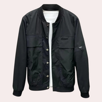 Schwarze Herren-Bomberjacke, Nylon, Knopfleiste, sportlich, modisch, Freizeitkleidung.