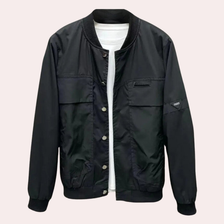 Schwarze Herren-Bomberjacke, Nylon, Knopfleiste, sportlich, modisch, Freizeitkleidung.