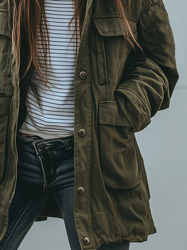 Detailansicht der Druckknopfleiste und der großen aufgesetzten Taschen auf der rechten Jackenseite, getragen über gestreiftem Shirt und Jeans. 3