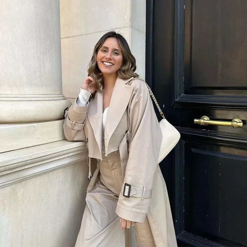 Trendy kort dame trenchcoat med bælte – Amelie