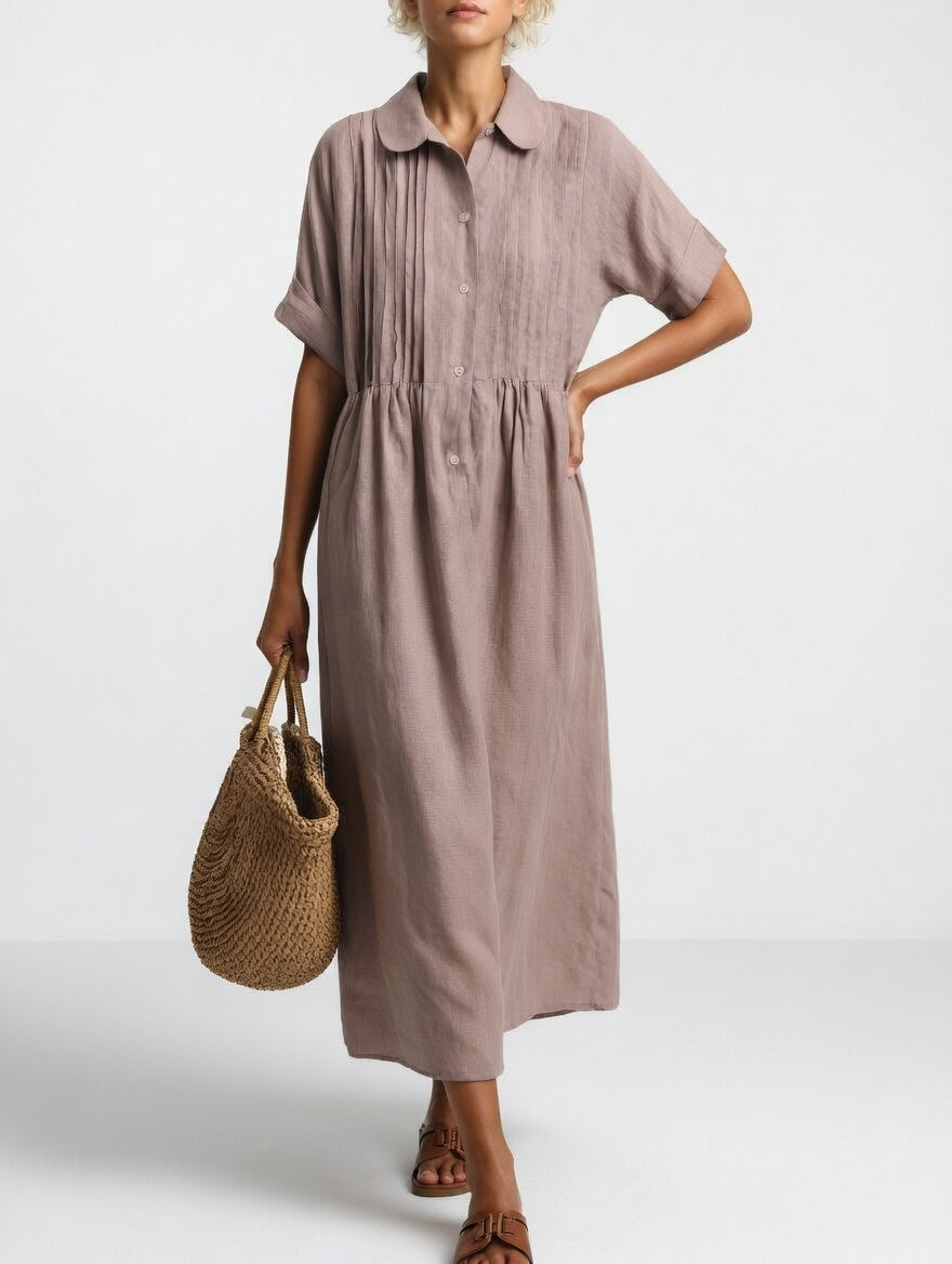 Das Hemdkleid in gedecktem Altrosa-Braun von vorn, mit Biesen, Knopfleiste, Strohtasche und einer Hand an der Hüfte. 8