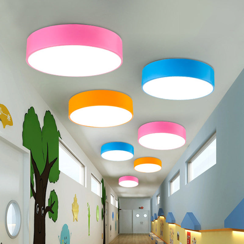 Bunte runde Deckenleuchten in Rosa, Blau und Orange hängen in einem Flur mit bemalten Wänden 2