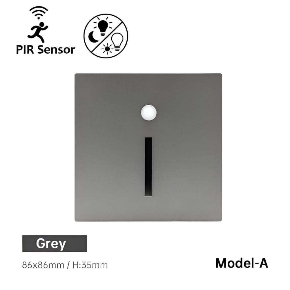 Quadratische graue Wandleuchte mit Sensor und senkrechtem Lichtschlitz, Modell A, Frontansicht 8
