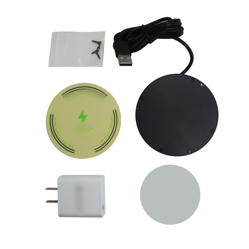 Lieferumfang flach ausgelegt: Ladeeinheit, USB-Kabel, Netzteil, Schrauben im Beutel, grüne Positionsmarke und graue runde Klebescheibe. 13