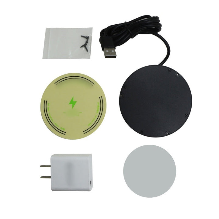 Lieferumfang flach ausgelegt: Ladeeinheit, USB-Kabel, Netzteil, Schrauben im Beutel, grüne Positionsmarke und graue runde Klebescheibe. 13