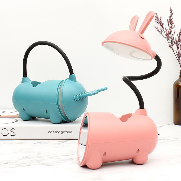 Türkise Lampe zusammengeklappt mit gebogenem Hals und rosa Lampe mit aufgerichtetem, geschwungenem Hals und ausgeklapptem Lampenschirm. 6