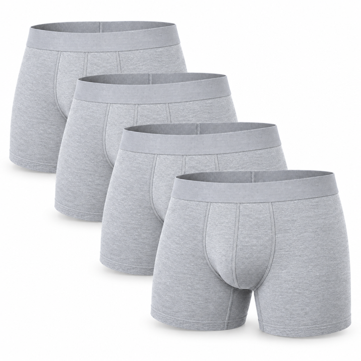Vier hellgraue, melierte Boxershorts gestaffelt angeordnet, die vorderste zeigt Bund und Nähte von vorn. 6