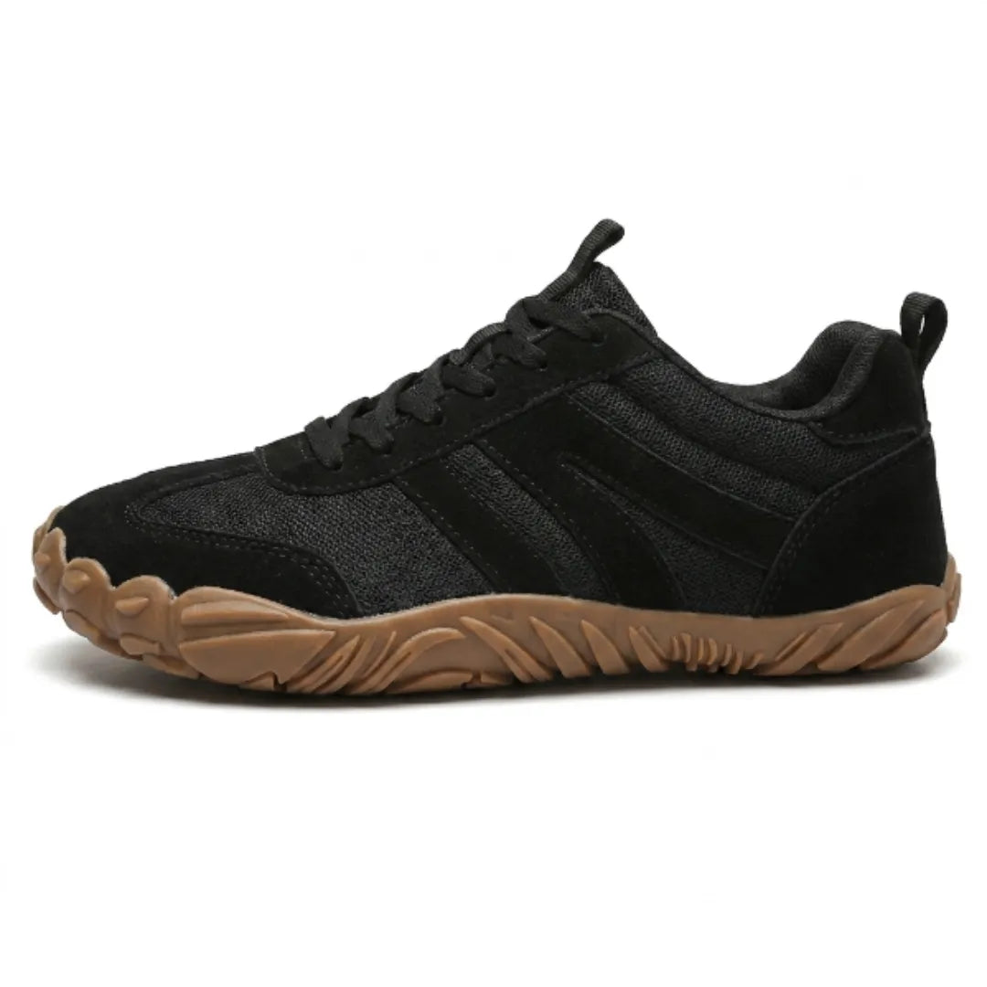 Schwarze Barfußschuhe mit Mesh und Veloursleder in der Seitenansicht, tonale Streifen, schwarze Schnürsenkel und braune Sohle. 19