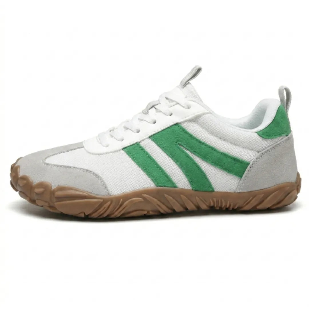 Weißer Barfußschuh mit grünen Veloursleder-Streifen und grauen Kappen in Seitenansicht, Schnürung und helle, profilierte Gummisohle. 28