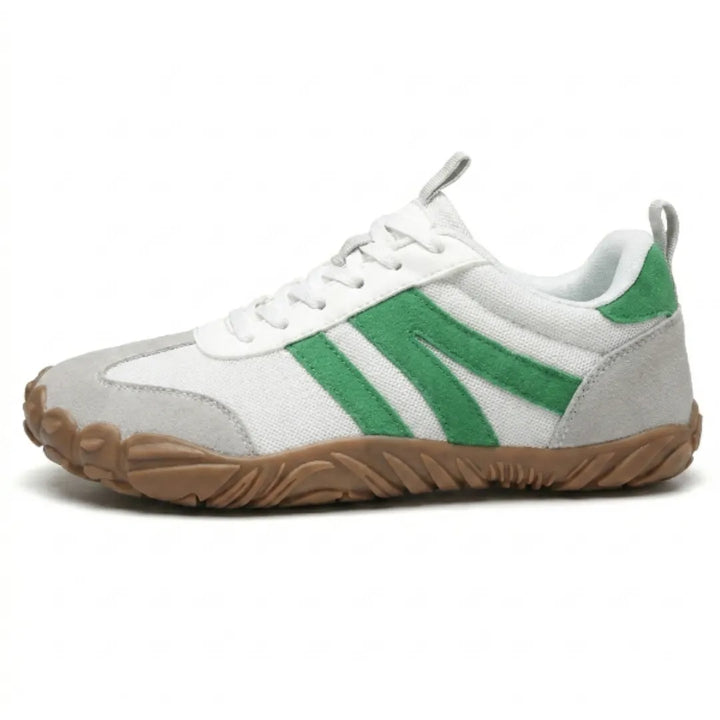 Weißer Barfußschuh mit grünen Veloursleder-Streifen und grauen Kappen in Seitenansicht, Schnürung und helle, profilierte Gummisohle. 28