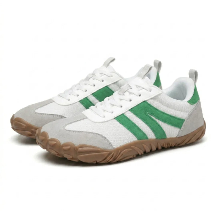 Paar weiße Barfußschuhe mit grünen Streifen und grauen Kappen, schräg von vorn, Schnürung und profilierte helle Gummisohle. 34